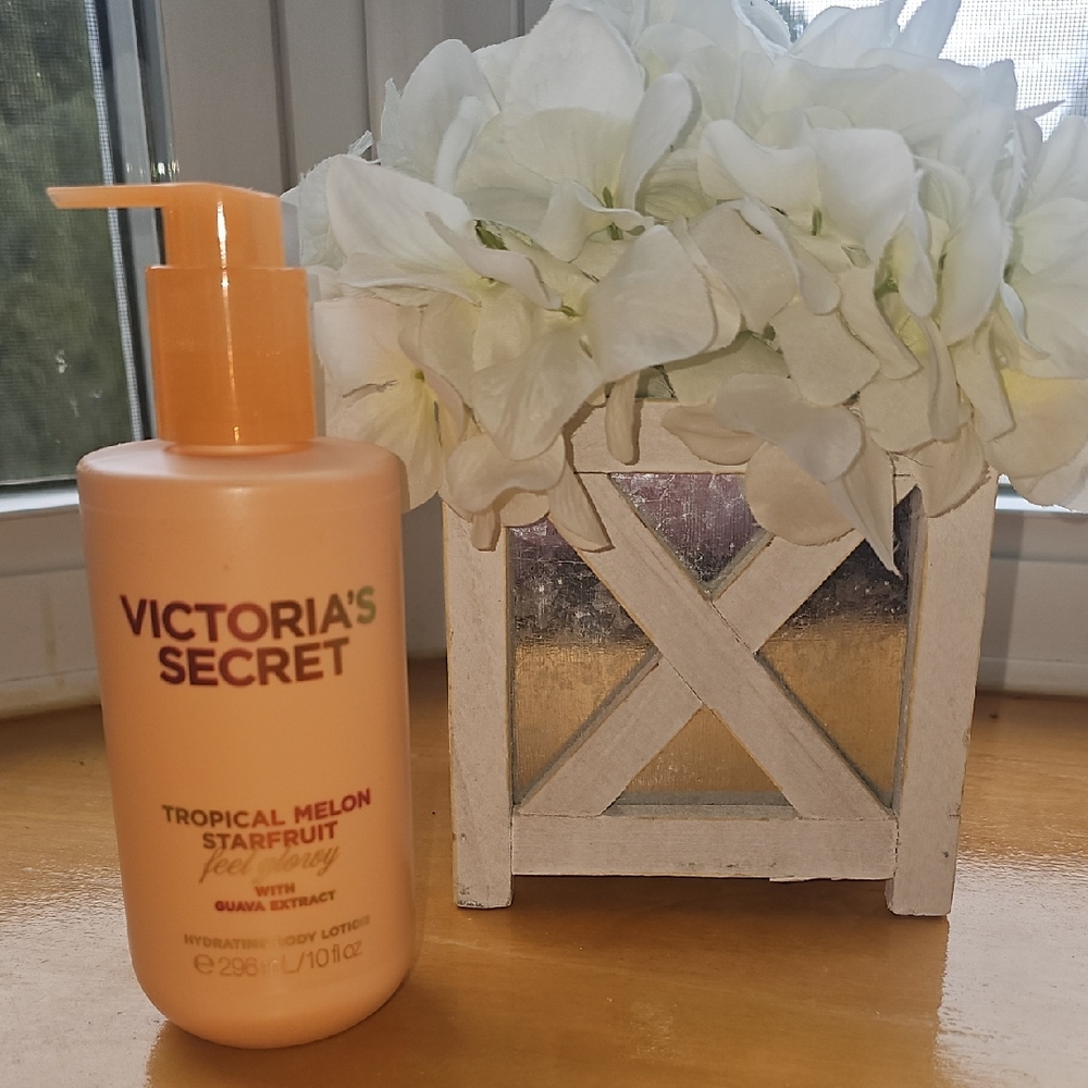 Victoria's Secret Peach-Orange Tropical Melon Starfruit Lotion